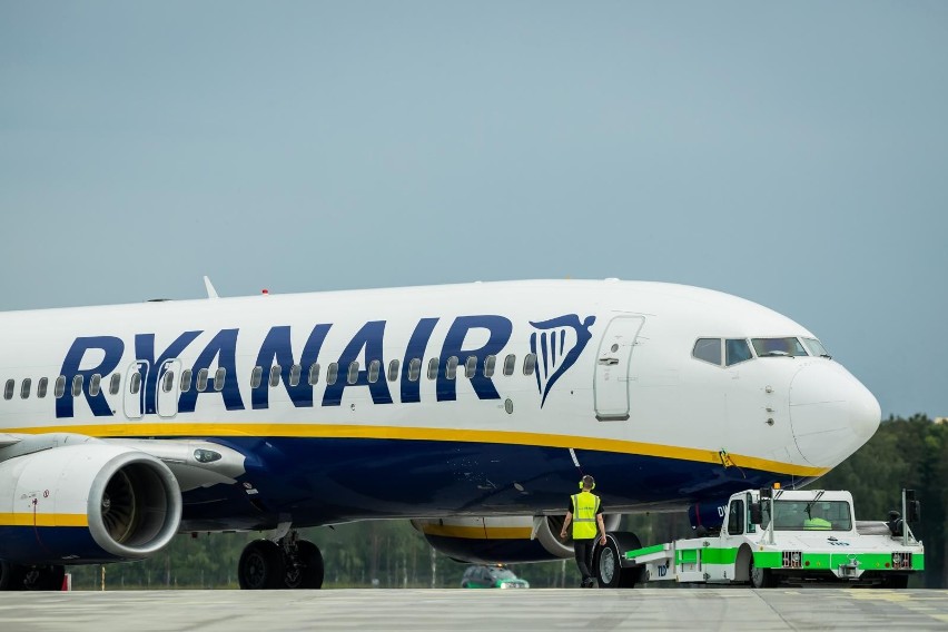 Samolot Ryanair na lotnisku w Bydgoszczy.