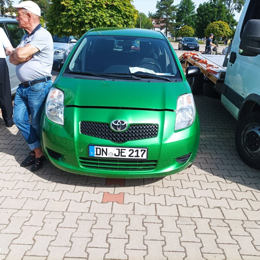 Białystok - giełda samochodowa. W niedzielę na parkingu stadionu duży wybór aut używanych, a wśród nich niezwykły elektryk [21.06.2022]