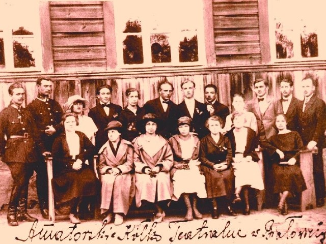 Członkowie amatorskiego koła teatralnego w Białowieży. Rok 1923. W drugim rzędzie, piąta od lewej &#8211; Rozalia Rzepniewska, matka Tadeusza Łaźnego.