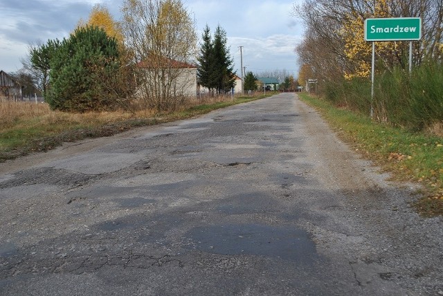 Jeszcze w tym roku między innymi na drodze powiatowej w Smardzewie układany będzie nowy asfalt.