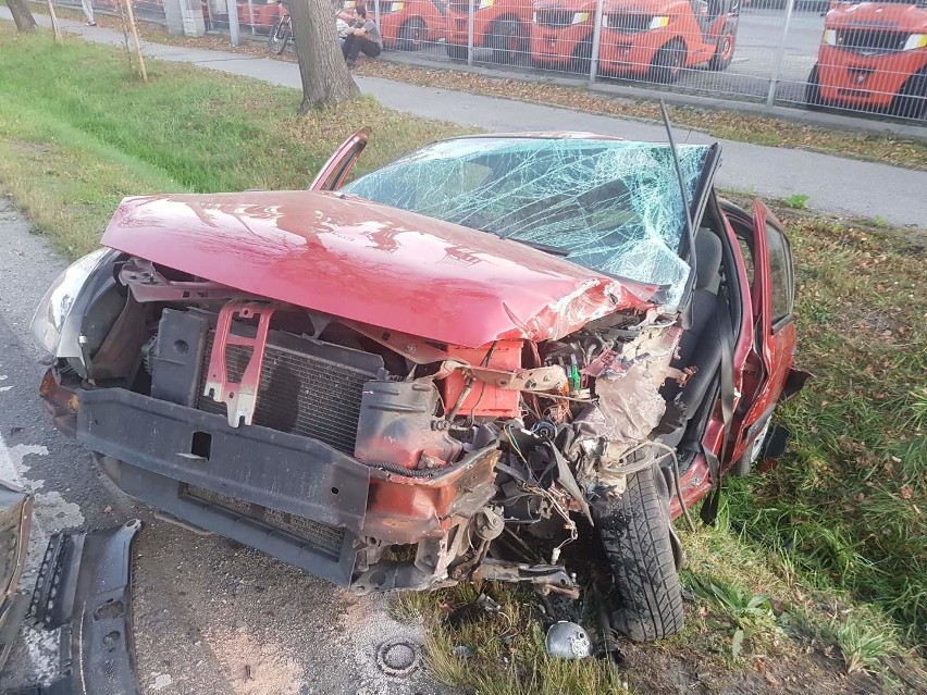 Groźny wypadek na drodze krajowej nr 52 w Kętach. Droga zablokowana