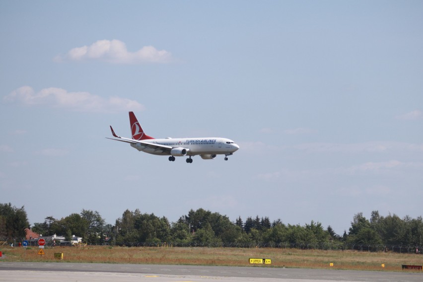 Na łódzkim lotnisku na Lublinku wylądowali tureccy piłkarze (19 lipca). Na zawodników Fenerbahce Stambuł czekali kibice