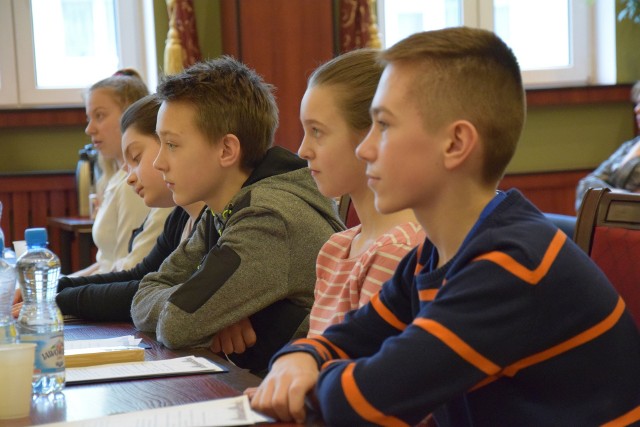 22 lutego burmistrz miasta Danuta Madej powołała do życia Żarskie Forum Dzieci i Młodzieży. Z każdej żarskiej szkoły podstawowej i gimnazjum w radzie zasiadło dwoje przedstawicieli. Dwudziestu sześciu(dwie osoby było nieobecne) młodych ludzi wybrało swój zarząd.