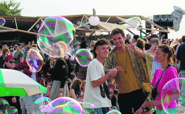 Festiwalowicze bawili się także na plaży, która pozostała dostępna. Większość z nich nocowała na polu biwakowym, zorganizowanym na lotnisku