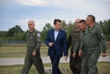 F-16 rozpoczęły dyżury bojowe. Minister Mariusz Błaszczak na lotnisku w Łasku [ZDJĘCIA]