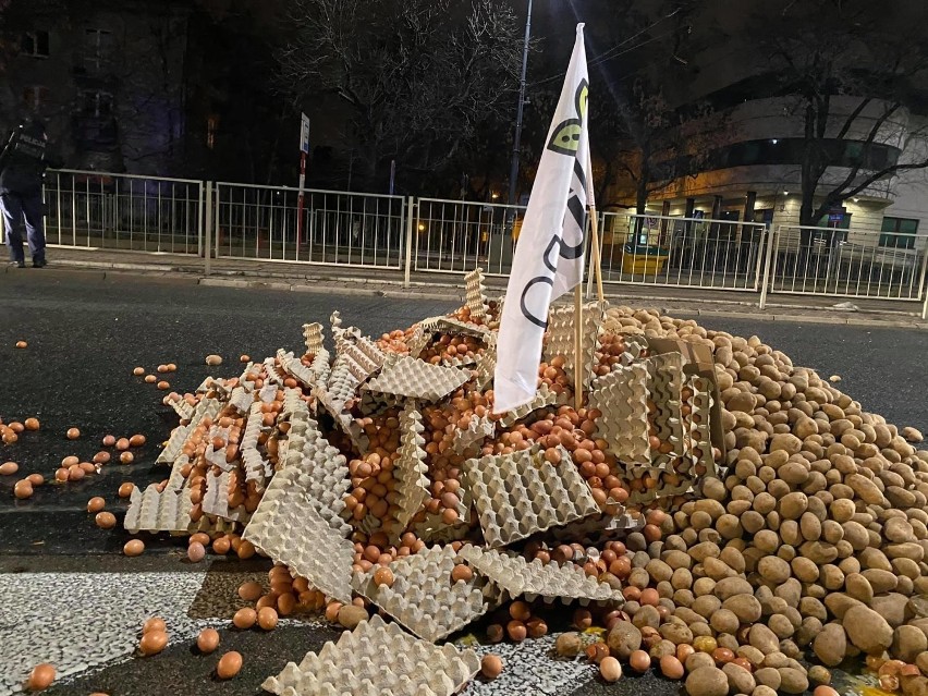 Warszawa: Protest rolników. Rozsypali niesprzedane jedzenie przed domem Jarosława Kaczyńskiego