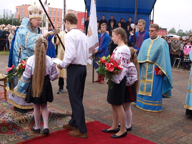 Młodzież z Zespołu Szkół im. Tarasa Szewczenki w Białym Borze przywitała ks. abp Jana Martyniaka pięknymi wiązankami kwiatów. Dostojny gość zrewanżował im się świętymi obrazkami.
