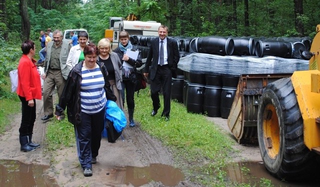 Przedstawiciele niemieckiej firmy, która zajmuje się likwidacją mogilnika w gminie Stromiec przejęli już teren i zaczęli pracę.
