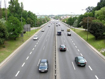 W Szczecinku otwarto obwodnicęNa kilometrowym odcinku od ulicy Kołobrzeskiej do dawnej granicy Szczecinka droga jest oświetlona, ograniczona krawężnikami.