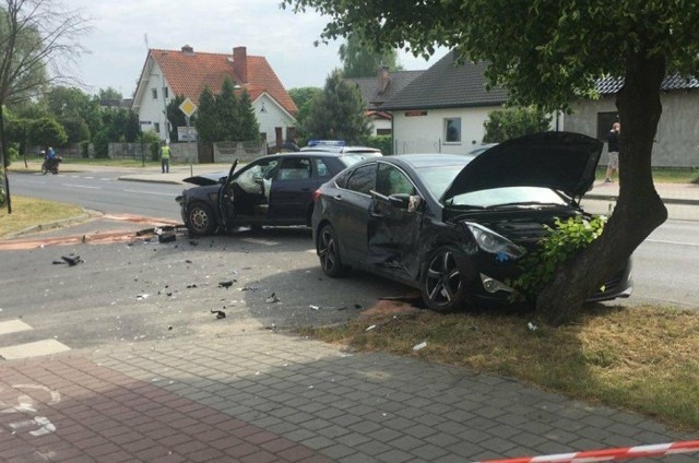 Do wypadku doszło w czwartek, 17 maja, około godz. 16.00 na ul. Przyszłości w Nowej Soli. Zderzyły się audi i hyundai.Na miejsce wypadku przyjechała nowosolska policja oraz służby ratunkowe. – Nie mamy jeszcze szczegółów wypadku – mówi st. sierż. Justyna Sęczkowska, rzeczniczka nowosolskiej policji. Wiadomo, że zderzyły się hyundai i audi. – W audi jechało dziecko, które zostało zabrane do szpitala – wyjaśnia st. sierż. Sęczkowska.Przeczytaj też:   Morderstwo w czasie imprezy komuninej w Gorzowie. 34-latka podejrzana o dźgnięcie w szyję swojego partnera. Mężczyzna zmarł w szpitaluKierowca karetki, która dachowała w Warszawie, był pijany. Nie miał prawa jazdyŹródło:TVN24