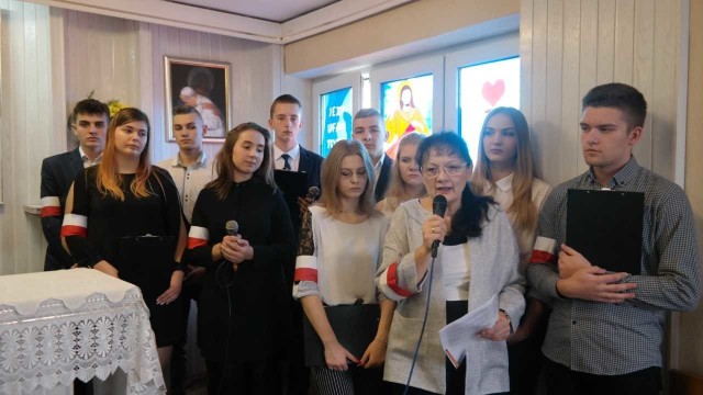 Program przygotowała nauczycielka Bożena Błaszczyk-Ziętek z uczniami: od prawej: Artur Kozera,Izabela Pluta,Natalia Bania, Karolina Tuzimek,Julia Duszyńska, Wiktoria Łącka, Dawid Kornafel, Dawid Wojdat, Kacper Lutek,Kamil Puszka.