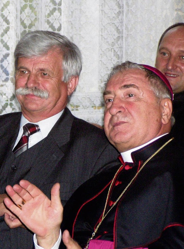 Radłowskie liceum ukończyło wiele znanych osobistości. Są wśród nich m.in. abp Józef Kowalczyk (z prawej) i prof. Franciszek Ziejka, były rektor Uniwersytetu Jagiellońskiego