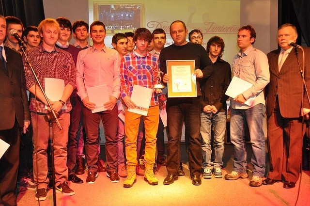 Nagrodzona drużyna piłki ręcznej juniorów z trenerem Rafałem Przybylskim