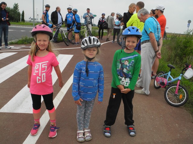 Symboliczną wstęgę przecięły m.in. (od lewej) Hania, Zuzia i Antek, mali rowerzyści.