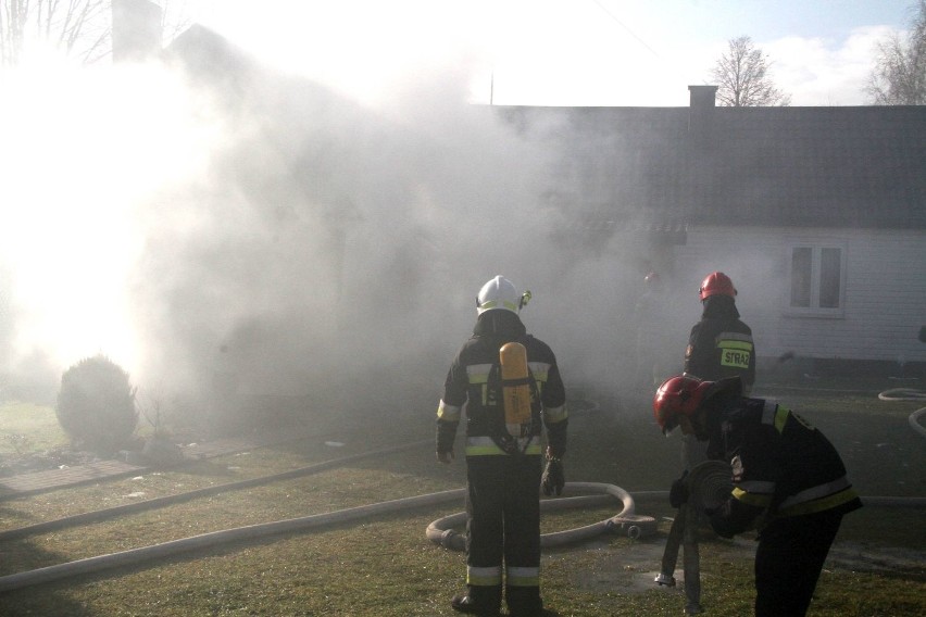 Radlin, gmina Górno. Pożar butli z gazem w domu mieszkalnym, jedna osoba ranna [ZDJĘCIA]