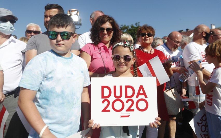 W piątek Andrzej Duda zakończył swoją kampanię wyborczą na...
