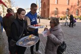 Niedzielna akcja na Rynku Nowomiejskim w Toruniu. Rolnicy rozdawali wędliny, sery i... mówili o strajku