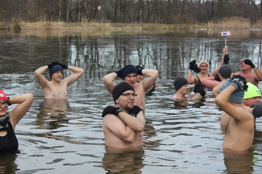 Walentynkowe morsowanie dla Karoliny Bebel. Przyjaciele walczą o jej powrót do zdrowia po wypadku samochodowym