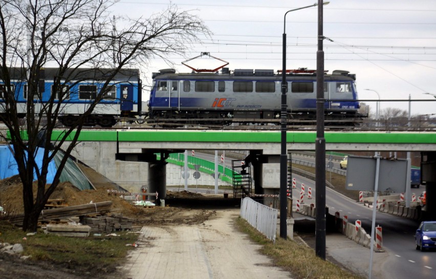 Powtórka z utrudnień dla kierowców. Na Diamentowej znowu drogowe „wąskie” gardło. Czasowe utrudnienia mają zniknąć dopiero w wakacje