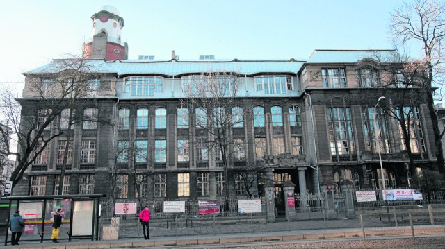 Uniwersytetowi Łódzkiemu od dłuższego czasu nie udaje się sprzedać gmachu przy al. Kościuszki. Wybawieniem może okazać się oferta Sądu Apelacyjnego w Łodzi.