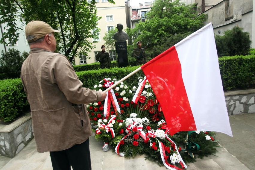 Kwiaty pod pomnikiem współtwórcy Konstytucji 3 maja [ZDJĘCIA]