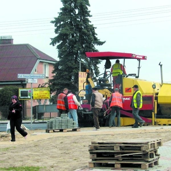 Robotnicy kładą wierzchnią ścieralną warstwę asfaltu na Szosie Zambrowskiej. Nie skończą w tym tygodniu.