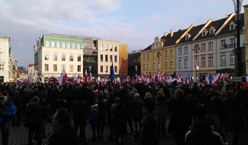 Protest KOD i manifestacja PiS w samo południe w Bydgoszczy [transmisja na żywo]