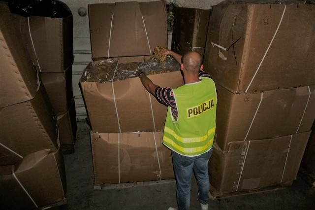 Policjanci z Łodzi od sierpnia 2017 roku prowadzą sprawę dystrybucji nielegalnego tytoniu na dużą skalę. W tej sprawie zatrzymano kolejnych pięciu mężczyzn. Mieszkańcy województwa łódzkiego w wieku 30-40 lat odpowiedzą za udział w zorganizowanej grupie przestępczej o charakterze międzynarodowym, za co grozi kara do 5 lat więzienia oraz za przestępstwa skarbowe.CZYTAJ DALEJ >>>>