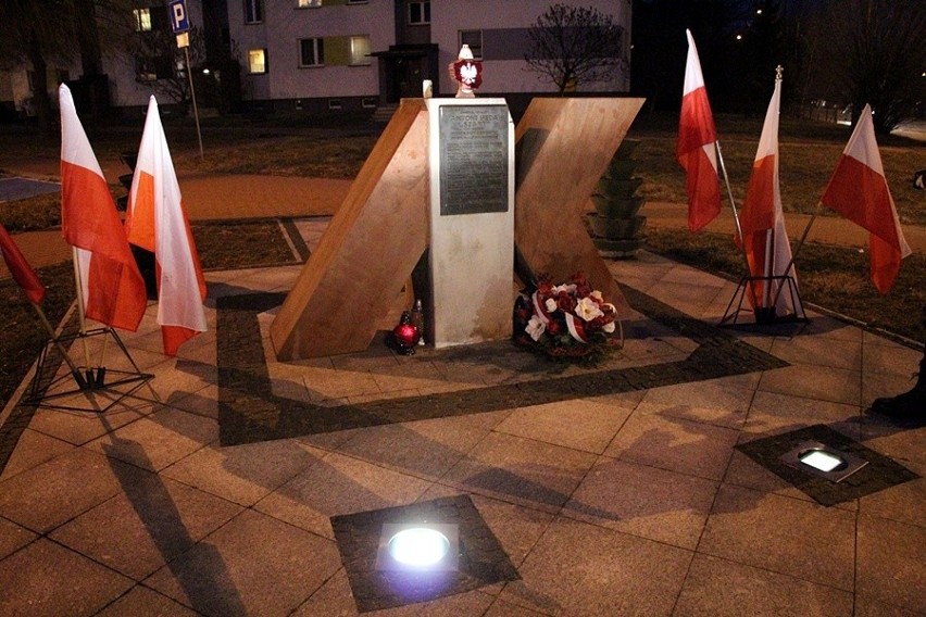 Kibicowskie race, patriotyczne okrzyki, hymn i „Ojcze nasz” – mieszkańcy Skarżyska uczcili Narodowy Dzień Pamięci Żołnierzy Wyklętych 