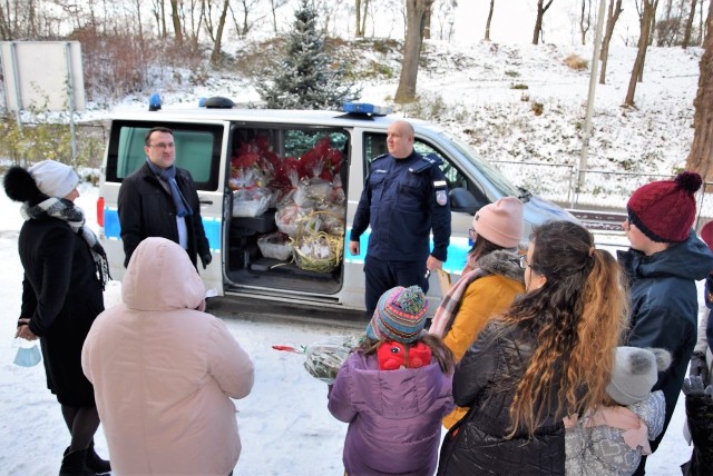 Przedstawiciele powiatu krakowskiego i policji przekazali wychowankom domów dziecka i placówek opiekuńczych prezenty świąteczne
