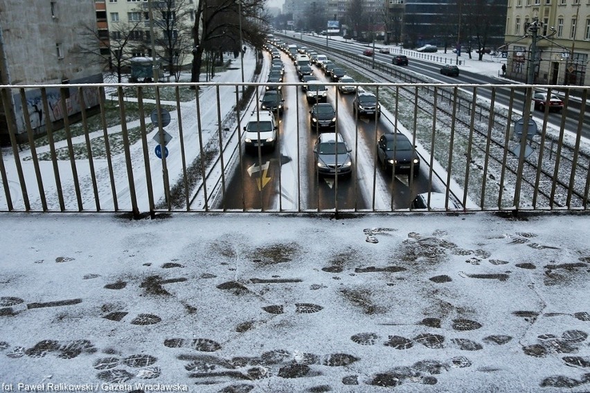 Wrocław sparaliżowany. Ślisko na ulicach. Kierowcy utknęli w ogromnych korkach (ZDJĘCIA)