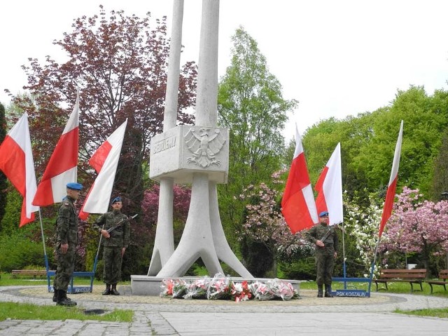 Uroczystości przed pomnikiem Byliśmy - Jesteśmy - Będziemy w Koszalinie.