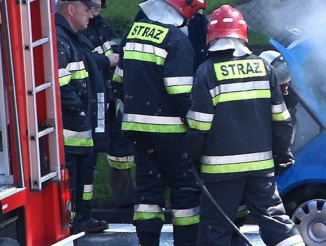 Palące się auto strażacy gasili tzw. ciężka pianą.