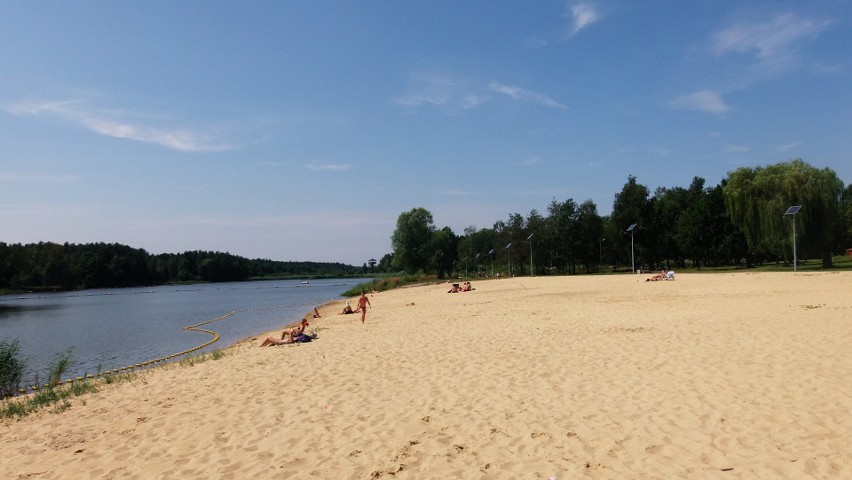 Plaża nad zalewem w Blachowni, koło Częstochowy. Kiedyś była...