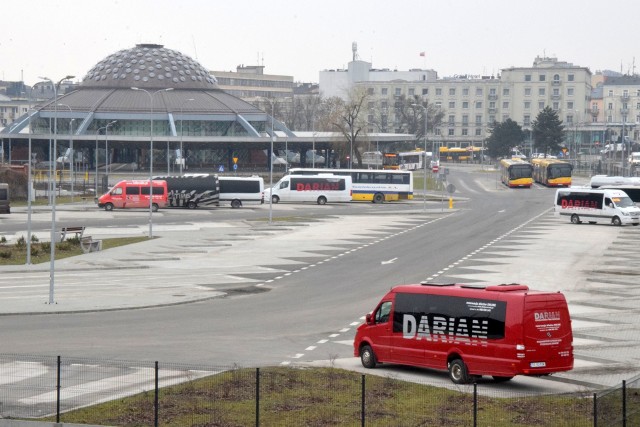 Większość autobusów i busów zatrzymuje się na wyremontowanym dworcu przy ulicy Czarnowskiej a kilkunastu przewoźników korzysta nadal z prywatnego placu przy ulicy Żelaznej.