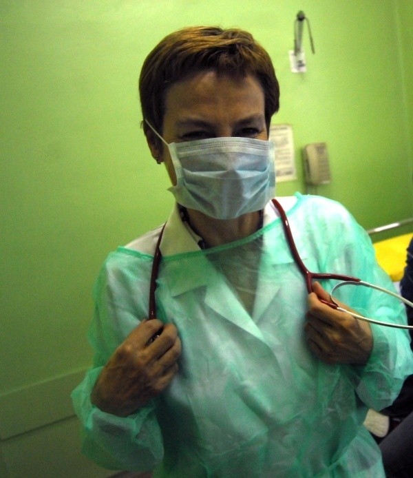 - Wykonaliśmy dzisiaj u tej pacjentki wstępny test paskowy, wykazał, że chora jest zarażona wirusem grypy typu A - mówi dr Wiesława Błudzin, ordynator oddziału zakaźnego Szpitala Wojewódzkiego w Opolu.