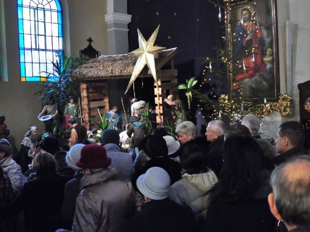 Wierni stoją w kolejce, aby choć chwilę pomodlić się przy stajence w Klasztorze Ojców Dominikanów w Tarnobrzegu.