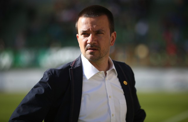 Trener PGE GKS Bełchatów Rafał Ulatowski musi przekonać swoich piłkarzy, że wciąż jeszcze mogą uratować się przed spadkiem.