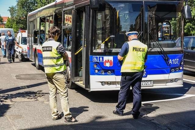 BYDGOSZCZ WYPADEK NAKIELSKA - STAWOWA AUTOBUS I CITROEN DOSTAWCZY  2 OSOBY W SZPITALU