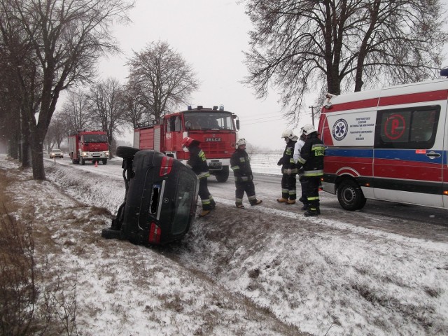 Śnieżny czwartkowy poranek w Wólce Lipowej w powiecie opatowskim. Ani kierującej, ani pasażerowi mercedesa nic się na szczęście nie stało