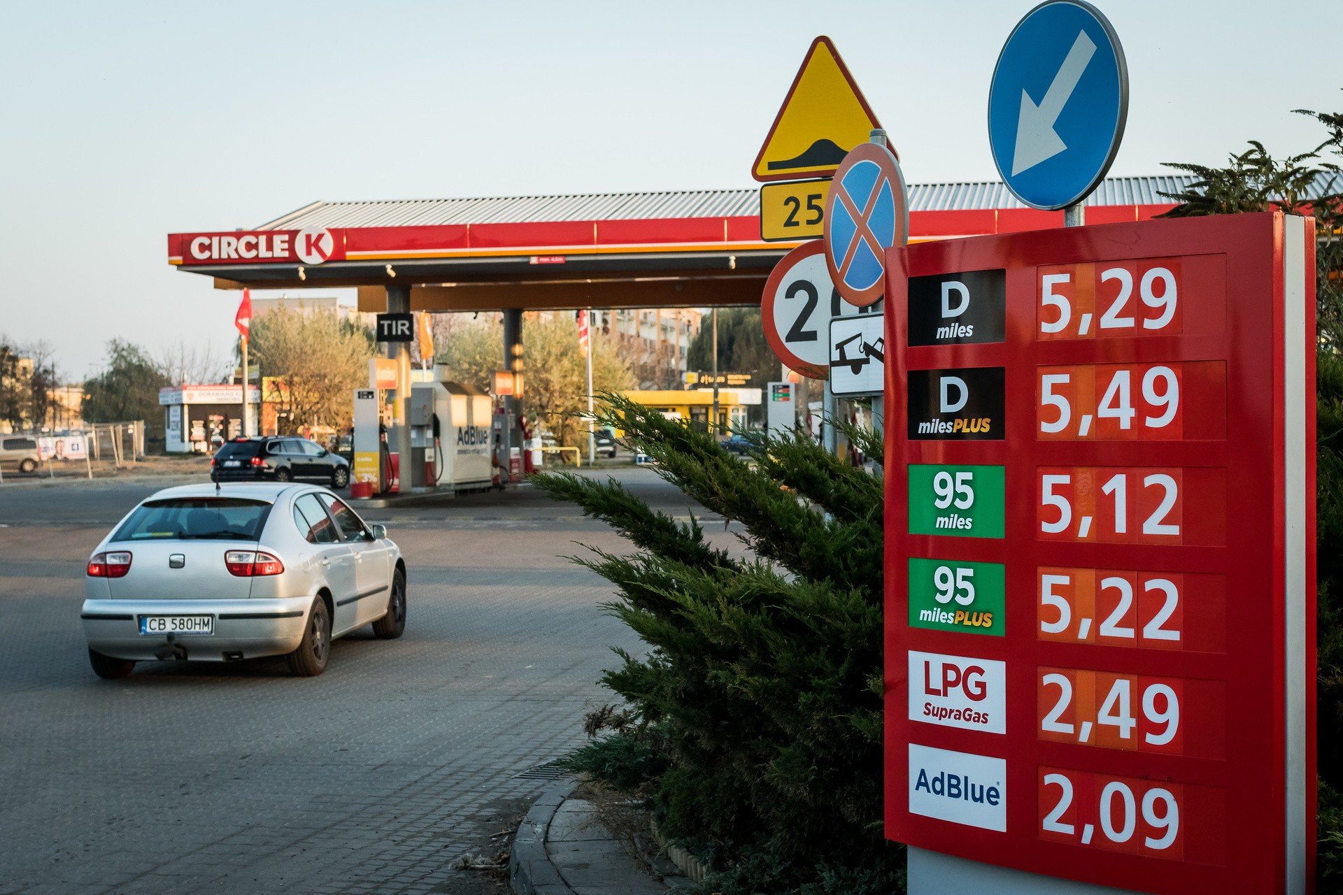 Dobra wiadomość dla kierowców! Przed świętami będą obniżki cen na stacjach  paliw. Benzyna nawet poniżej 5 złotych [Ceny paliw] | Polska Times