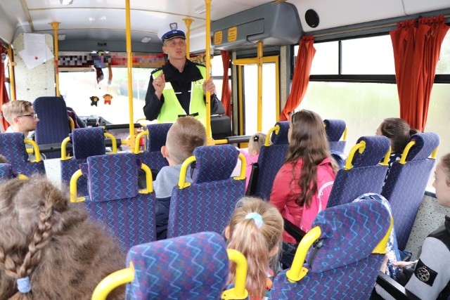 Prelekcja w szkolnym autobusie