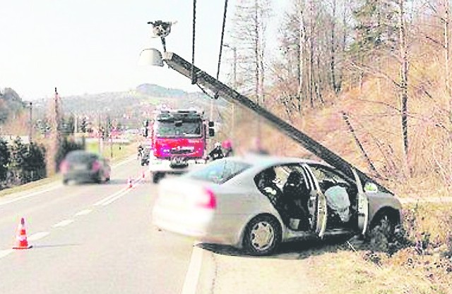 Skoda z impetem wjechała w uliczną latarnię