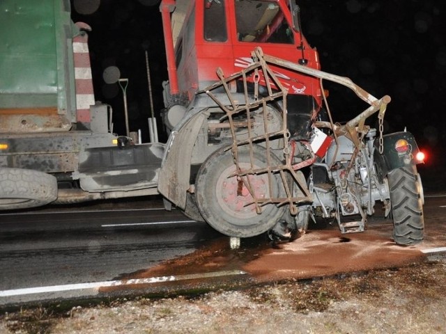 Samochód ciężarowy staranował ciągnik