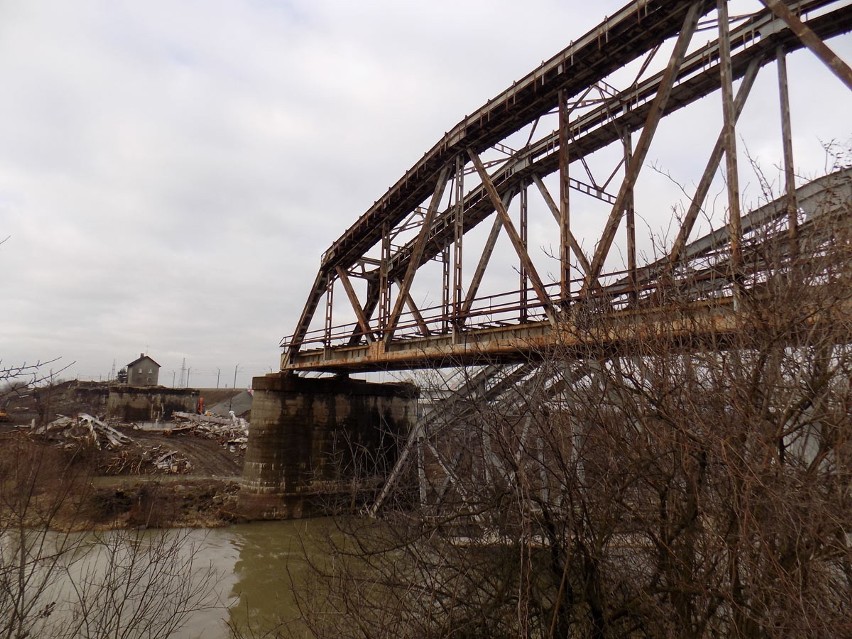 Most na Wisłoce znika z dębickiego krajobrazu.