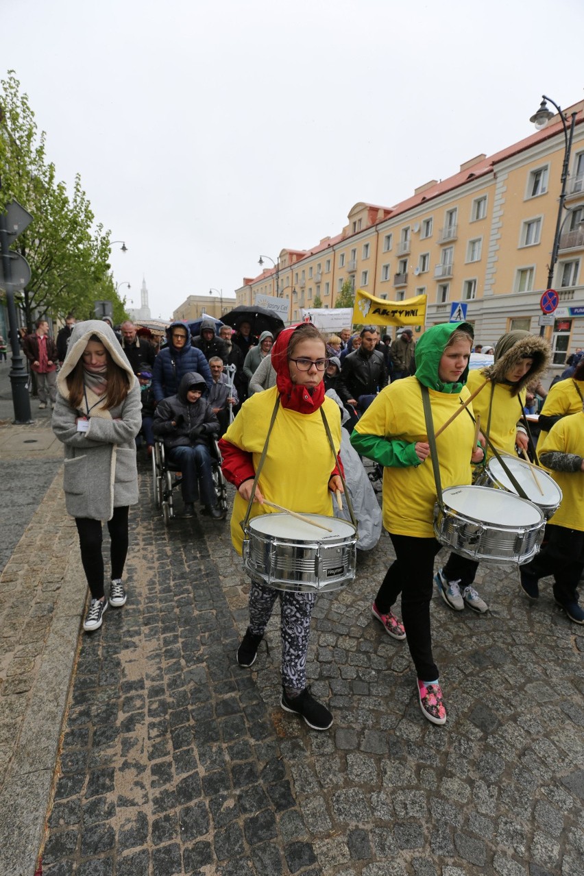 Po marszu, na placu przed Ratuszem, rozpoczął się festyn...