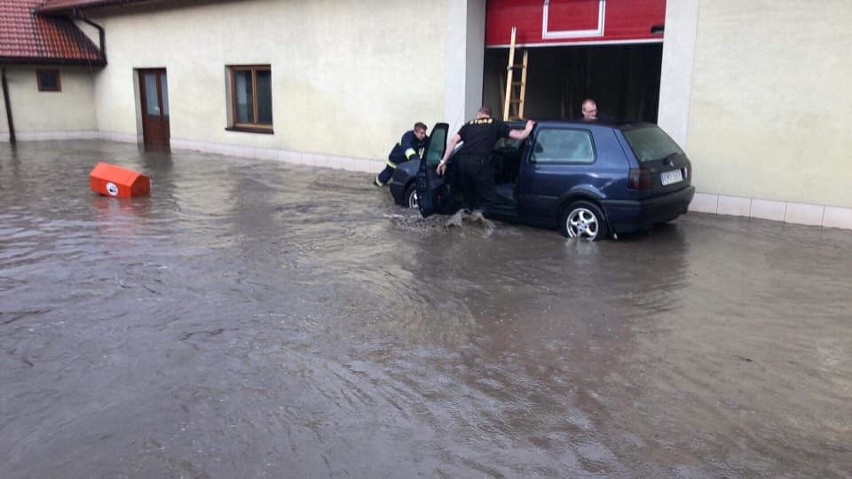 Na siedzibę OSP Wieliczka runęły masy wody, mułu i kamieni...