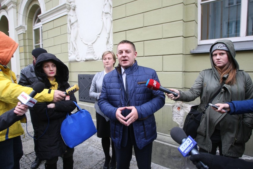 Protest pod Urzędem Miasta w Środzie Śląskiej. Mieszkańcy...