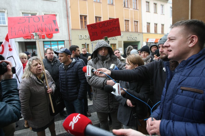 Protest pod Urzędem Miasta w Środzie Śląskiej. Mieszkańcy...