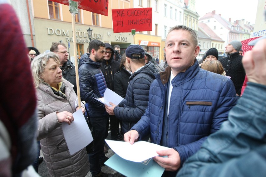 Protest pod Urzędem Miasta w Środzie Śląskiej. Mieszkańcy...